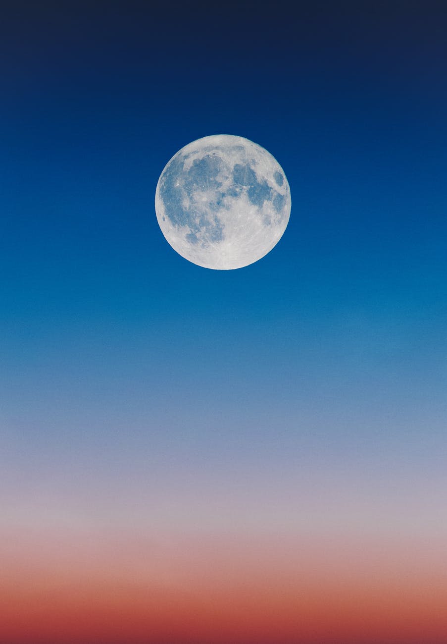 Full moon during it's phase in Leo by Pexels