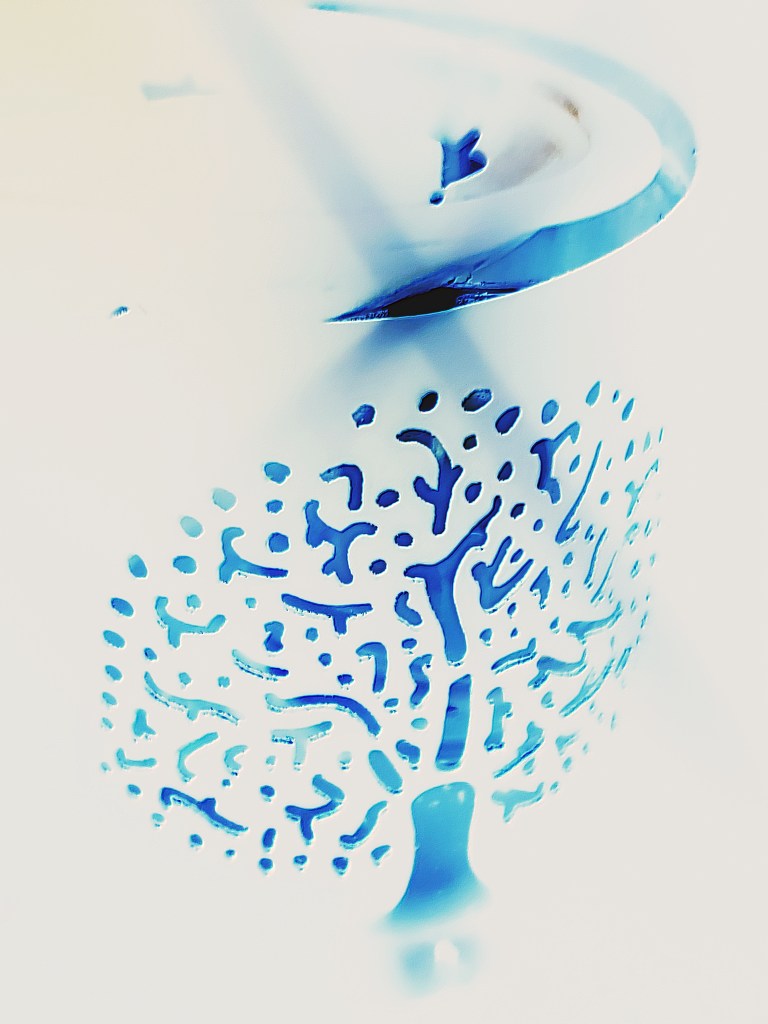 Scent burner edited by Skinner J.Tyler with blue and white color